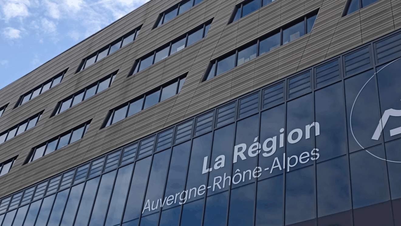 Une partie de la façade de la Région Auvergne Rhône-Alpes à Lyon (c) Nos Alpes