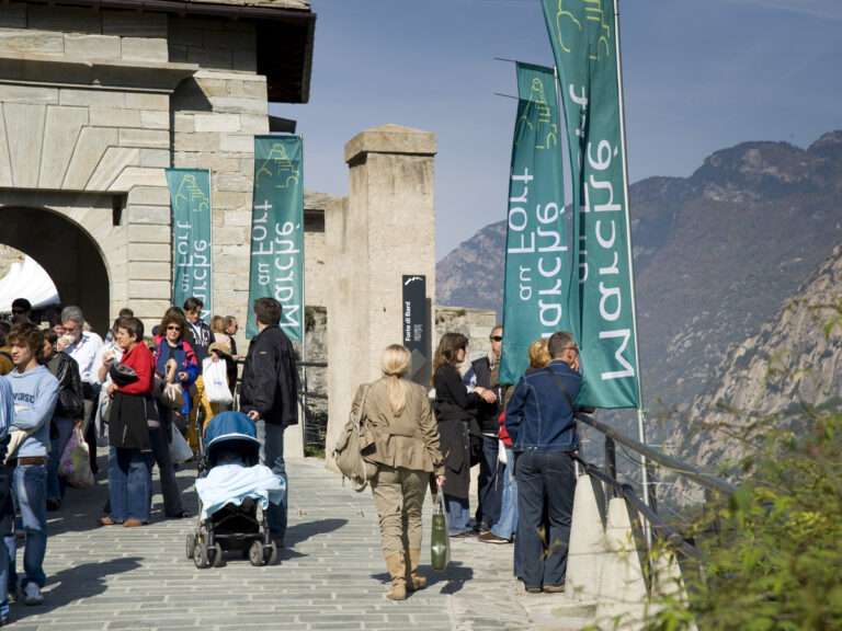 Marché au Fort, un'immagine dell'accesso in alto al Forte di Bard (c) Regione aut. Valle d'Aosta