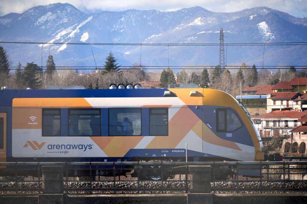 Il treno di Arenaways Longitude con le montagne sullo sfondo (c) Longitude Giacobino prod.