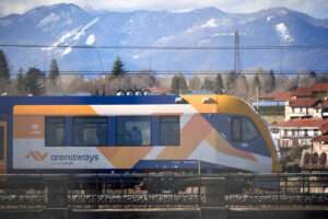 Il treno di Arenaways Longitude con le montagne sullo sfondo (c) Longitude Giacobino prod.
