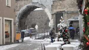 La neige à Aoste, dans la vieille ville, le 24 novembre 2025 (c) Enrico Martial Nos Alpes
