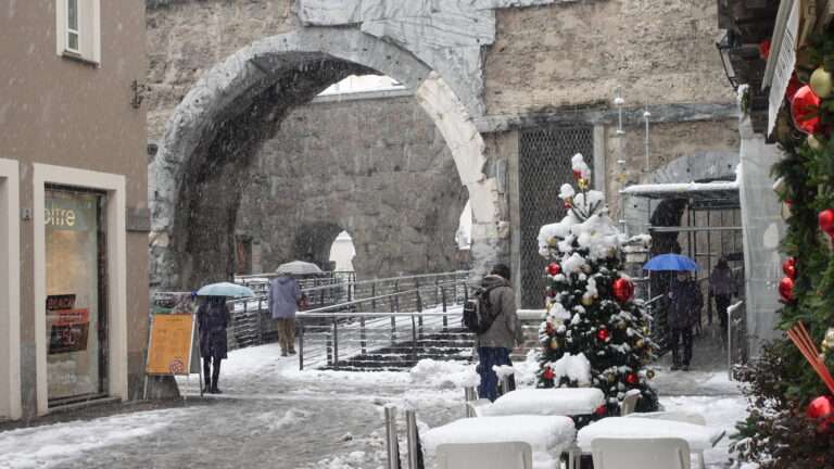 La neige à Aoste, dans la vieille ville, le 24 novembre 2025 (c) Enrico Martial Nos Alpes