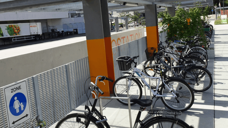 Des vélos à la gare de chêne bourg, dans le canton de genève (c) cc by sa 4 0 mhm55 wikimedia commons