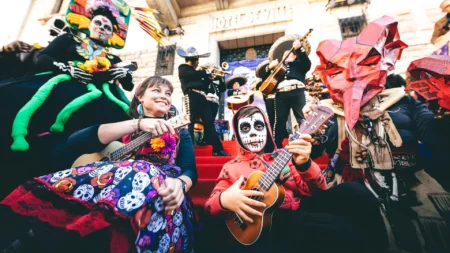 La “Fête des Morts” a Barcelonnette: una tradizione messicana nelle Alpi Fête des morts à Barcelonnette (c) Ubaye Tourisme