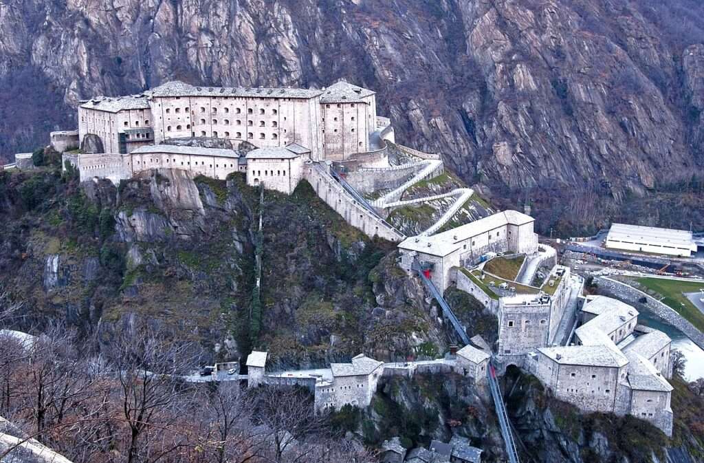 Forte di bard (c) cc by sa 3 0 rosario lepore wikimedia commons
