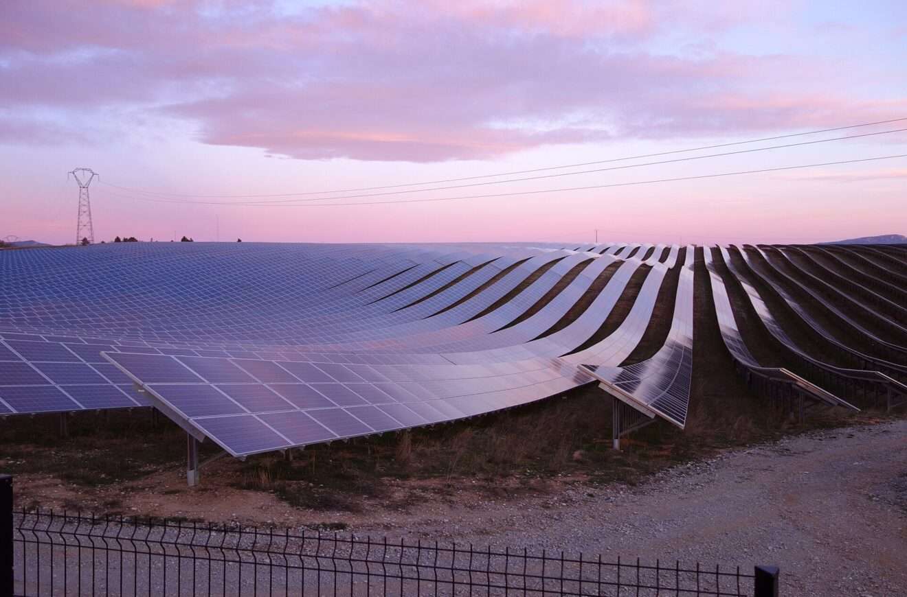 Il Parco delle centrali solari fotovoltaiche di Colle des Mées (Alpes-de-Haute-Provence), un esempio di integrazione delle energie rinnovabili nelle Alpi, Le Parc solaire photovoltaïque de Colle des Mées (Alpes-de-Haute-Provence), un exemple d'intégration des énergies renouvelables dans les Alpes (c) CC BY-SA 3.0, Christian Pinatel de Salvator, Wikimedia Commons