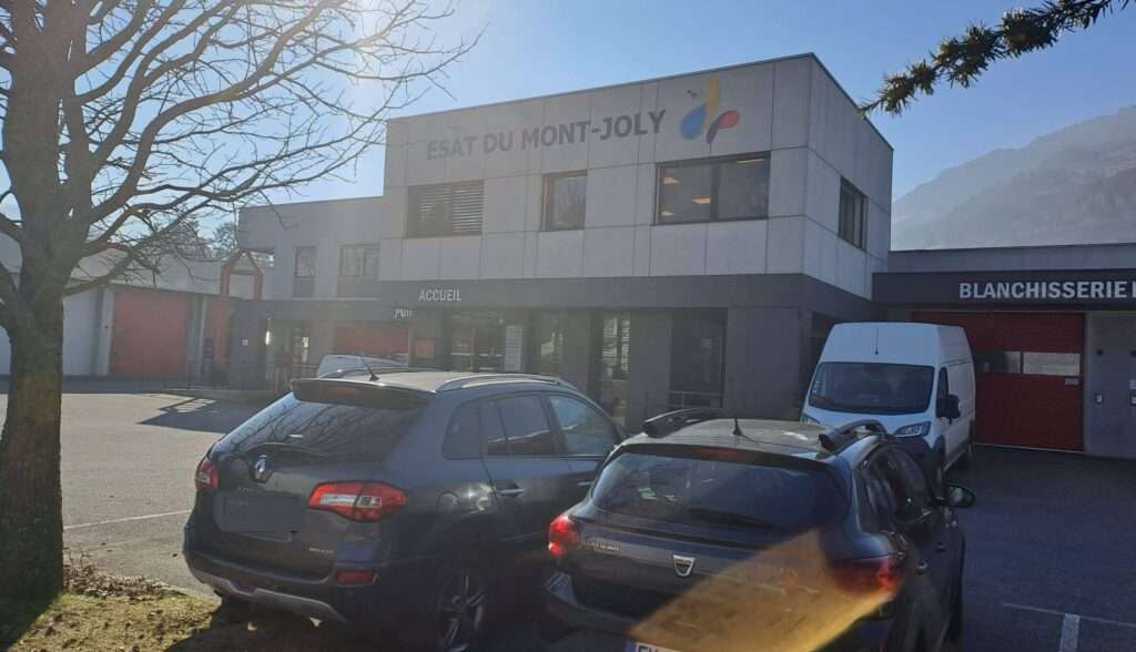 Il ricondizionamento di sci usati a Sallanches, Le reconditionnement des skis d'occasion à Sallanches (c) ESAT du Mont-Joly