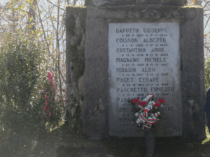 Il cippo in ricordo dell'eccidio del Bric, nei pressi di Pinerolo (c) Città metropolitana di Torino.jpg