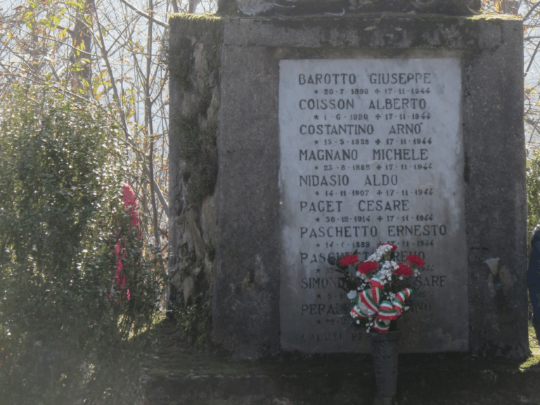 Dimanche 16 novembre, commémoration du massacre nazi du Bric à Prarostino, Pinerolo Il cippo in ricordo dell'eccidio del Bric, nei pressi di Pinerolo (c) Città metropolitana di Torino.jpg