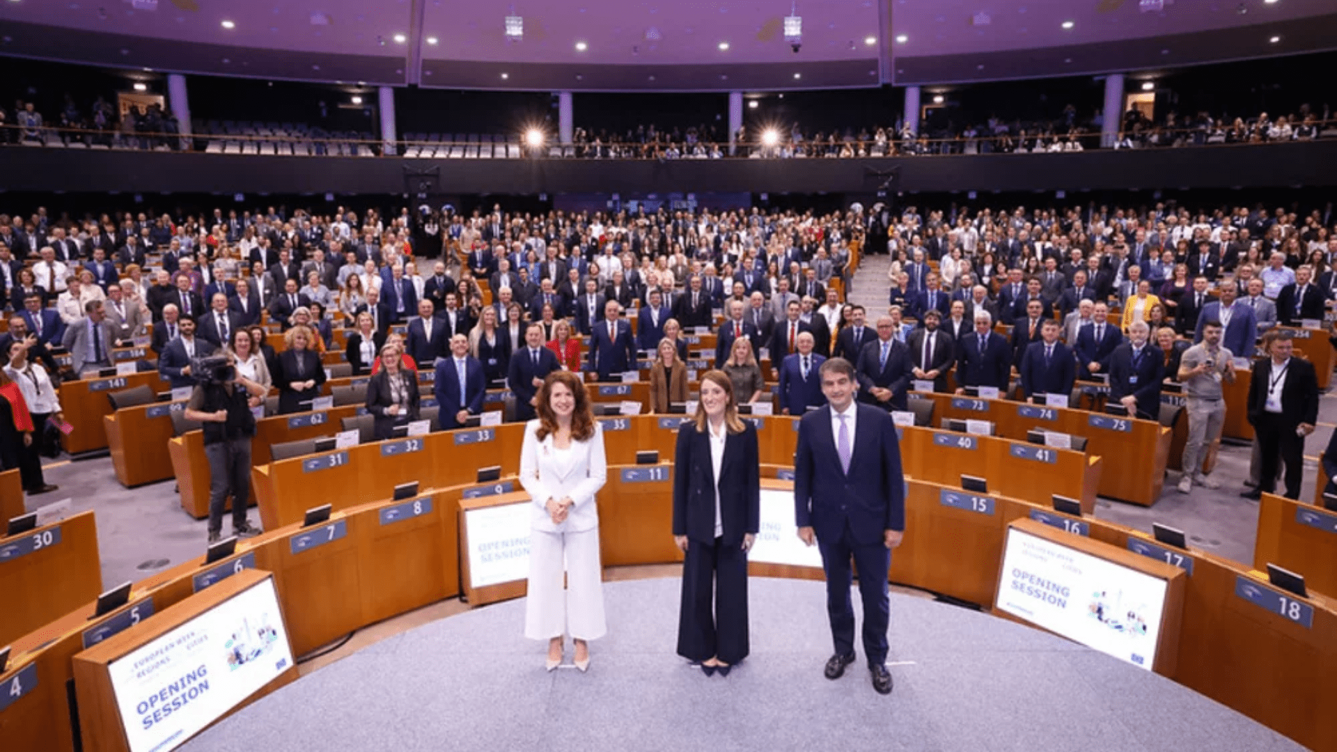 La presidente del Comitato delle Regioni Kata Tütto, la presidente del Parlamento europeo Metzola e il Commissario europeo Raffaele Fitto il 13 novembre 2025 al Comitato delle Regioni (c) CdR UE