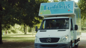 Le Ludobus dans un parc à Genève, en été (c) Ville de Genève