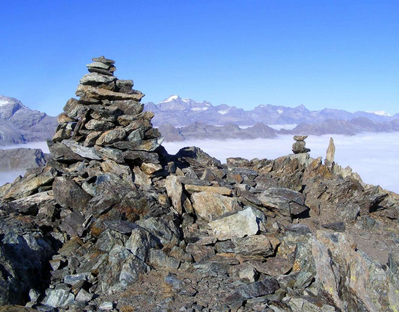 Punta rossa di Sea con sfondo di Gran Paradiso e Rosa (c) CC BY SA 3_0 F Ceragioli Wikimedia Commons