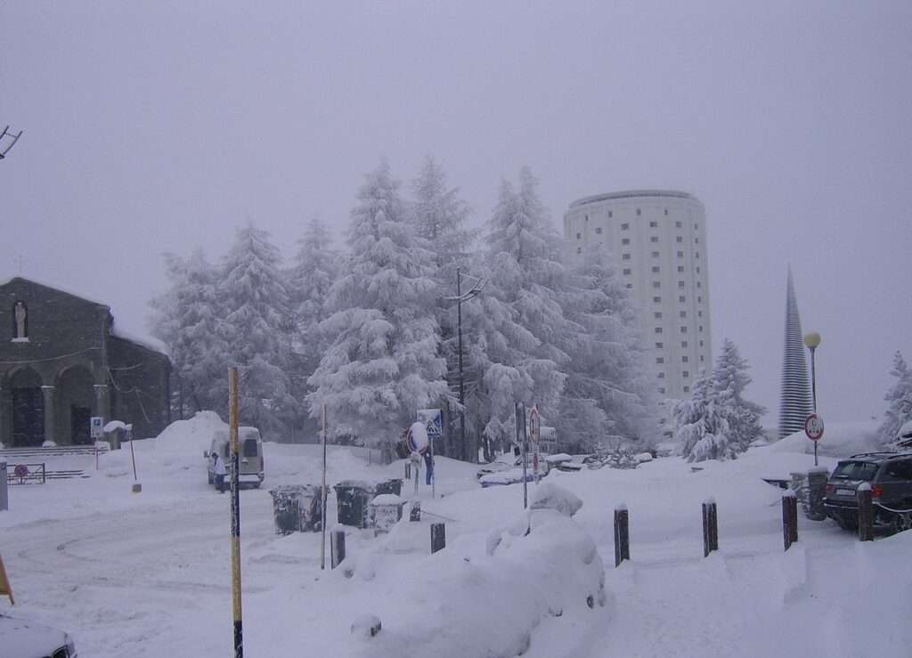 Sestriere d'inverno, con la Torre bianca (c) CC BY SA 3_0 Carlo Z Wikimedia Commons