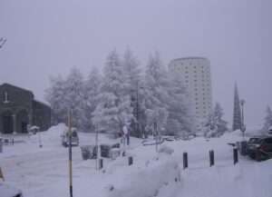 Sestriere d'inverno, con la Torre bianca (c) CC BY SA 3_0 Carlo Z Wikimedia Commons