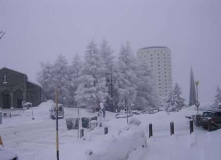 Sestriere d'inverno, con la Torre bianca (c) CC BY SA 3_0 Carlo Z Wikimedia Commons