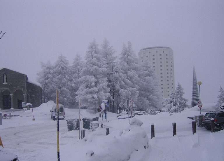 Sestriere d'inverno, con la Torre bianca (c) CC BY SA 3_0 Carlo Z Wikimedia Commons
