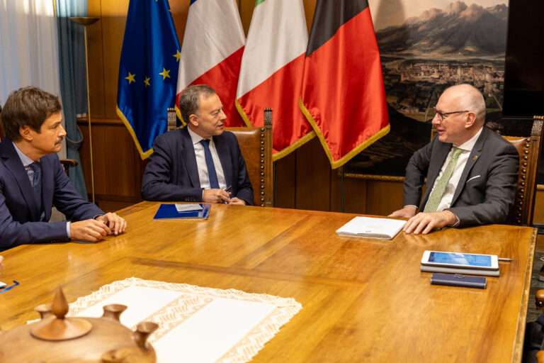 Le président de la Région Vallée d'Aoste Renzo Testolin, l'ambassadeur de France en Italie Martin Briens e le consul honoraire de France, Nicola Viérin à Aoste, le 3 décembre 2025 (c) Région autonome Vallée d'Aoste