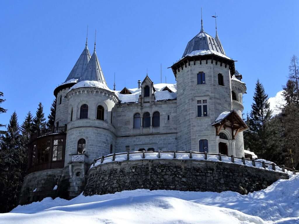 Castel Savoia nella neve (c) CC BY SA 4_0 Vittor Zoia Wikimedia Commons