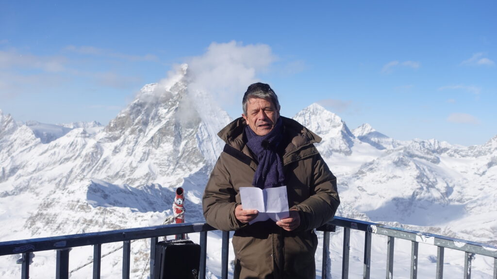 Emmanuel Carrère, lor de son discours au petit Cervin, le 6 dècembre 2025 (c) Enrico Martial Nos Alpes