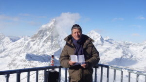 Emmanuel Carrère, lor de son discours au petit Cervin, le 6 dècembre 2025 (c) Enrico Martial Nos Alpes