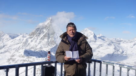 Emmanuel Carrère, lor de son discours au petit Cervin, le 6 dècembre 2025 (c) Enrico Martial Nos Alpes