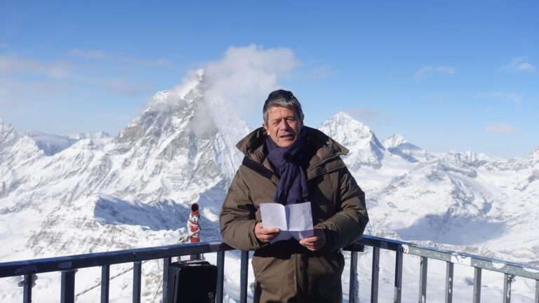 Emmanuel Carrère, lor de son discours au petit Cervin, le 6 dècembre 2025 (c) Enrico Martial Nos Alpes