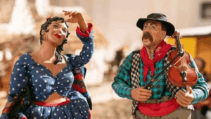 Due dei santons di arles, esposti nel 2024 al forte di bard, in Valle d'Aosta (c) forte di bard