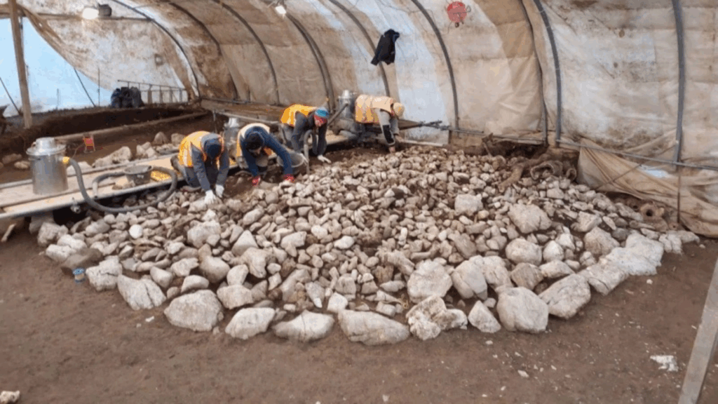 Tombe de l’âge du fer et vestiges romains à Grandvillard, Vallée de l’Intyamon (Fribourg) Fouilles archeologiques à Grandvillard en novembre 2025 (c) État de Fribourg