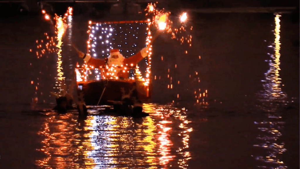 Il Babbo Natale che arriva dal mare al porto di Oneglia (c) Comune di Imperia