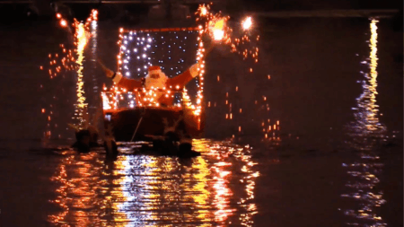 Il Babbo Natale che arriva dal mare al porto di Oneglia (c) Comune di Imperia