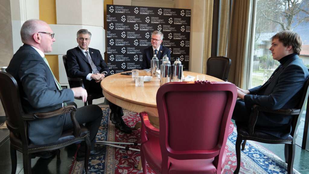 La rencontre du président de la région vallée d'aoste renzo testolin avec le premier ministre de croatie, andrej plenković, le 3 décembre 2025 à saint vincent (c) région autonome vallée d'aoste