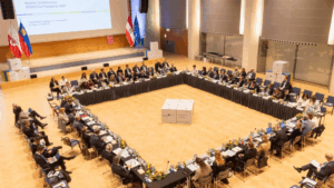 La salle de l'Assemblée générale EUSALP SUERA à Innsbruck, 25 et 26 novembre 2025 (c) Provincia autonoma di Trento