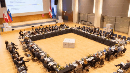 La salle de l'Assemblée générale EUSALP SUERA à Innsbruck, 25 et 26 novembre 2025 (c) Provincia autonoma di Trento