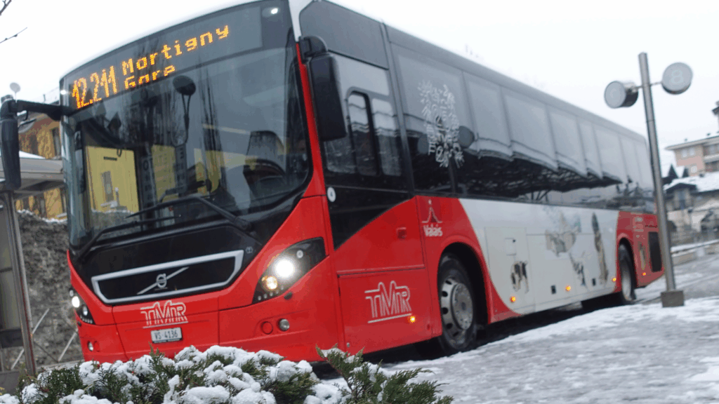 Bus Martigny-Aosta, nuovo orario anche nel weekend dal 15 dicembre Le bus Martigny-Aoste à la station routière d'Aoste, le 16 décembre 2025(c) Enrico Martial Nos Alpes