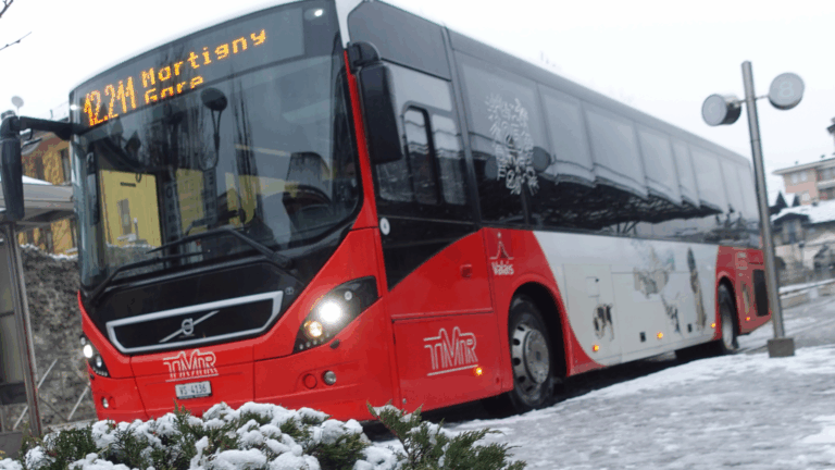 Bus Martigny-Aosta, nuovo orario anche nel weekend dal 15 dicembre Le bus Martigny-Aoste à la station routière d'Aoste, le 16 décembre 2025(c) Enrico Martial Nos Alpes
