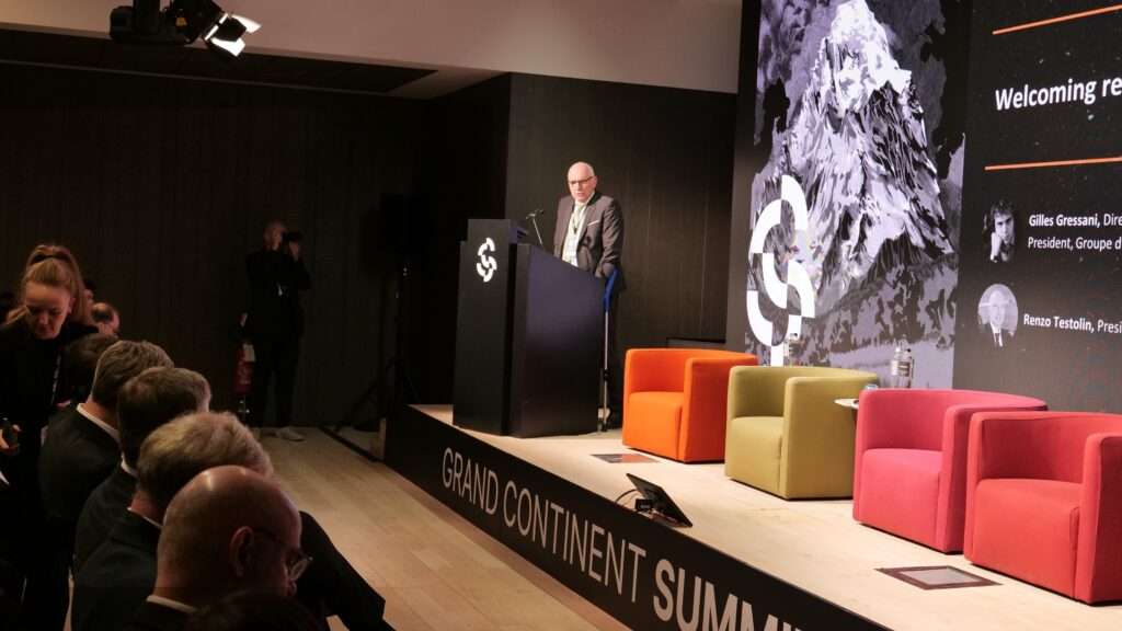 Le président de la région vallée d'aoste, renzo testolin, ouvre le sommet le grand continent 2025, à saint vincent (c) régiona autonome vallée d'aoste