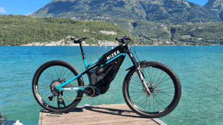 Mountain bike a idrogeno, prototipo e test in Alta Savoia per un prototipo Le prototype de VTT à hydrogène , sur le lac d'Annecy (c) Impacc