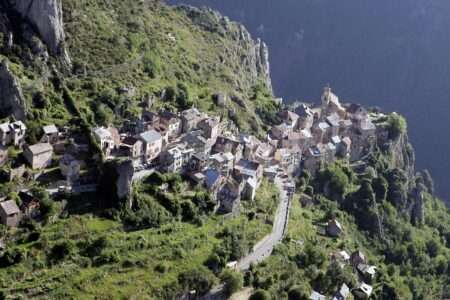 Roubion, arroccato sulla falesia, nelle Alpi marittime Le village de Roubion, dans les Alpes maritimes (c) CC BY SA 4_0 Resligne Wikimedia Commons