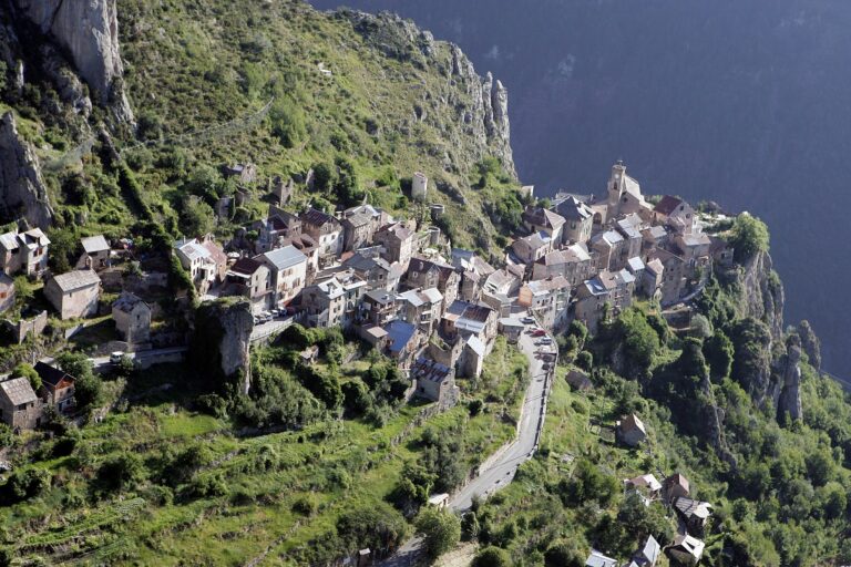 Le village de Roubion, dans les Alpes maritimes (c) CC BY SA 4_0 Resligne Wikimedia Commons