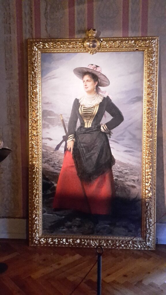 Margherita di savoia, di giuseppe bertini (1890), esposta in una delle sale del castel savoia (c) cc by sa 4 0 bettylella wikimedia commons