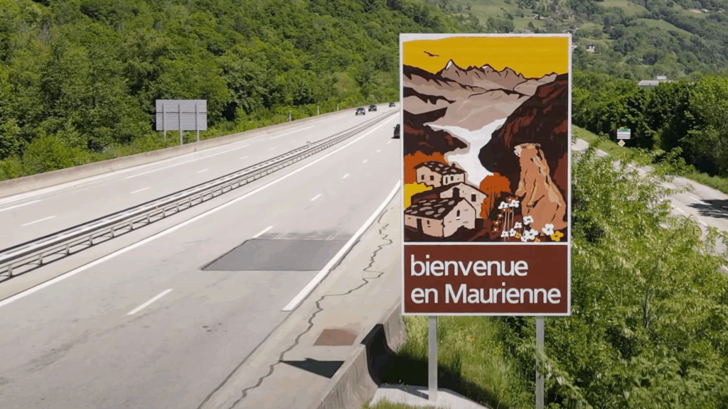Panneaux touristiques sur l'autoroute en Maurienne, en 2025 (c) SFTRF
