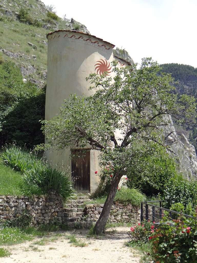 Roubion, le pigeonnier (c) cc by sa 3 0 mossot wikimedia commons