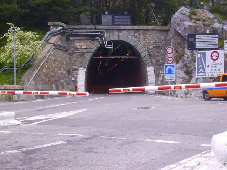 Il Tunnel di Tenda, canna storica, in una immagine del 2009, versante francese(c) CC BY SA 4_0 Public domain Jpmgir Wikimedia Commons