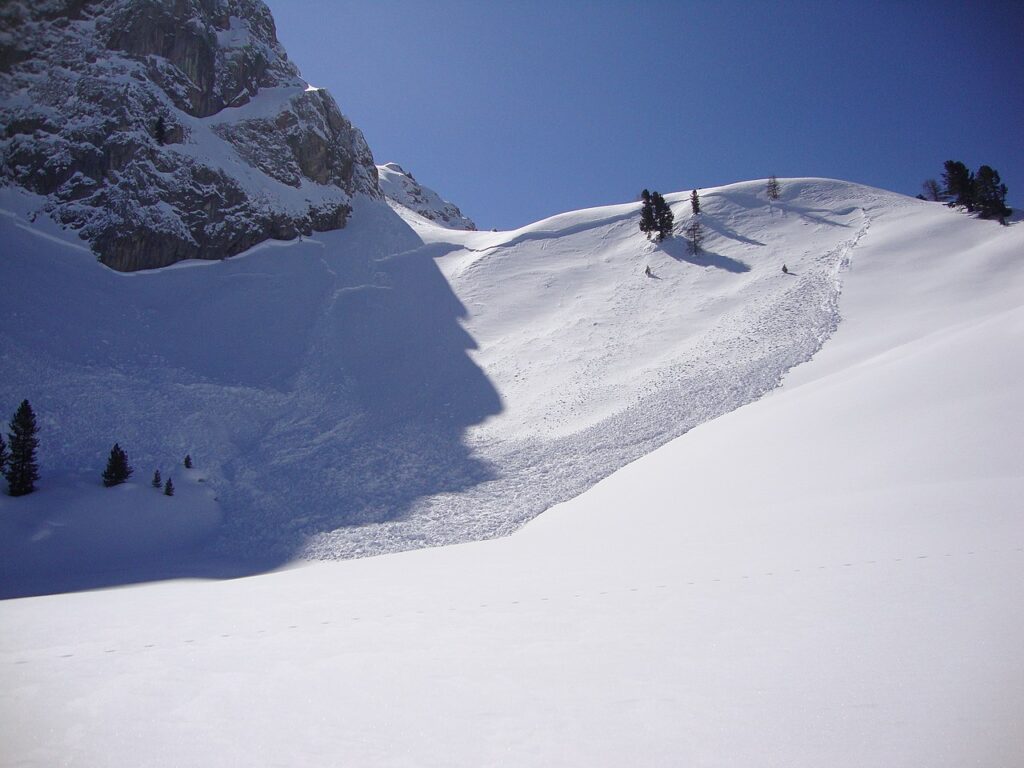 Avalanches et victimes dans les Alpes françaises le 26 décembre Un esempio di valanga (c) CC BY SA 4_0 Maurizio Ceol Wikimedia Commons