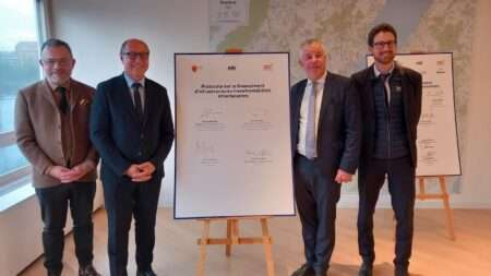 Au moment de la signature des trois accords sur la mobilité transfrontalière, le 27 novembre 2025 (c) Département de la Haute Savoie