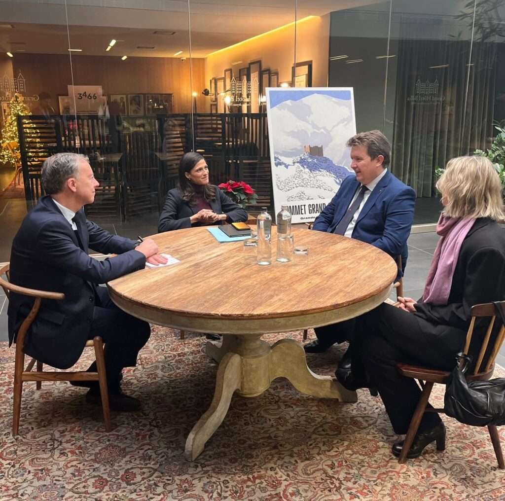 Incontro tra la ministra della francofonia Eléonore Caroit e l'assessore della Valle d'Aosta Erik Lavevaz, a Saint-Vincent, il 4 dicembre 2025 (c) Regione autonoma Valle d'Aosta