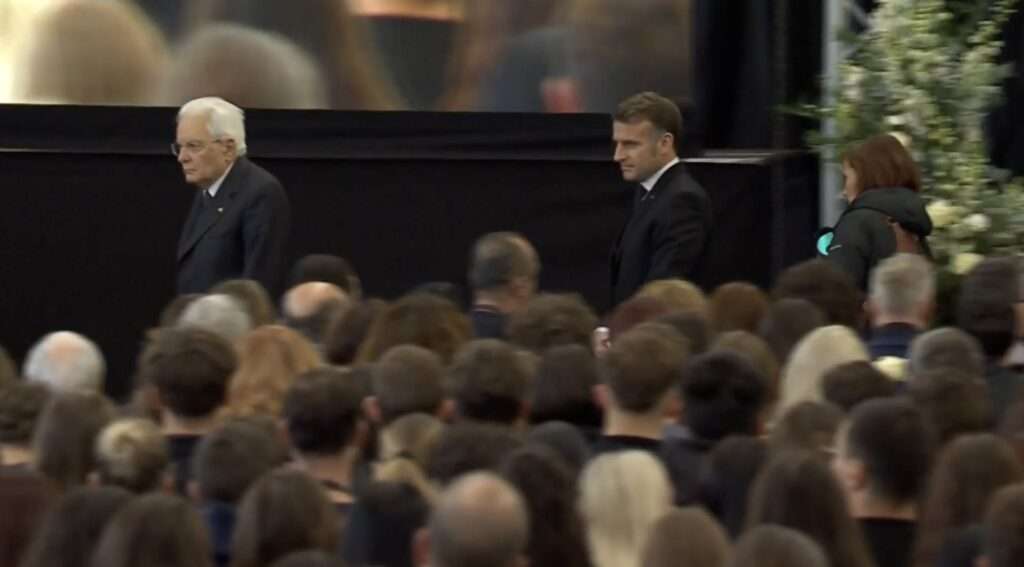 Sergio Mattarella e Emmanuel Macron a Martigny, il 9 gennaio 2026, per la cerimonia del lutto nazionale svizzero (c) Elysée, estratto