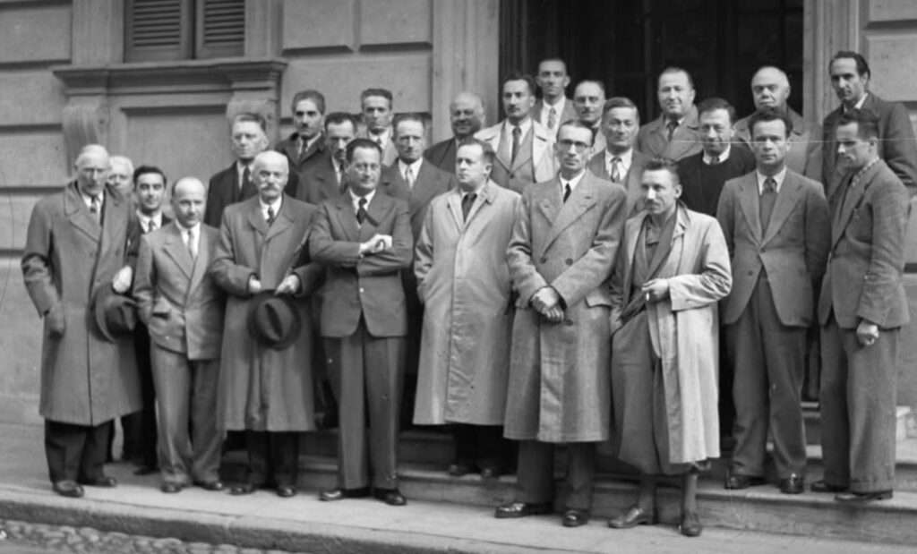 Il primo Consiglio Valle, in un'immagine storica, in via Ollietti ad Aosta