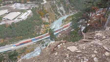 Risque d’éboulement dans la Haute Maurienne : dispositifs de surveillance activés La frana di La Praz, in Maurienne, vista dall'alto ai tempi dei lavori, a ottobre 2024 (c) Nos Alpes Enrico Martial