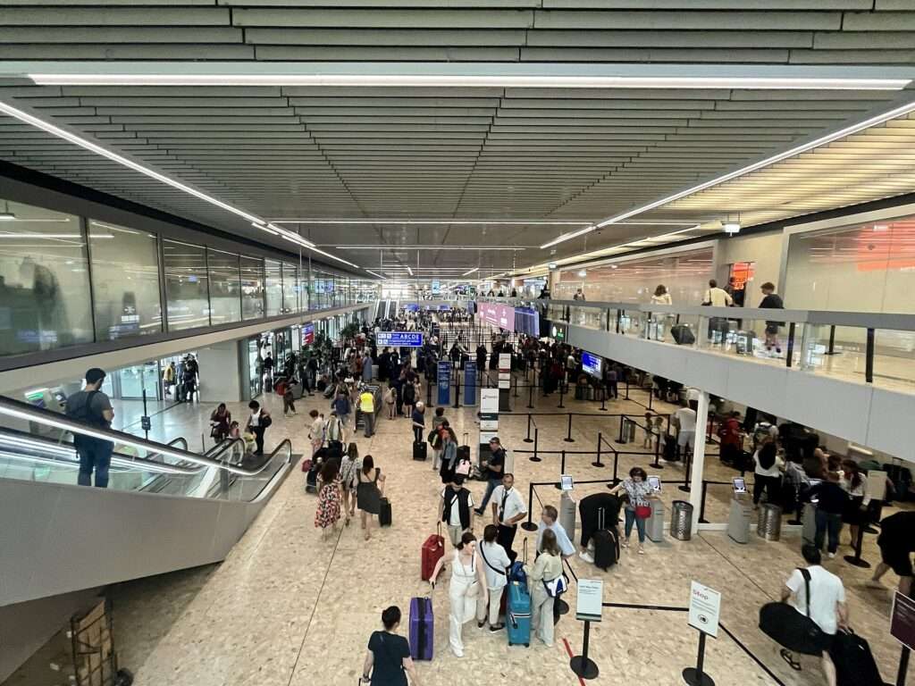 Nel weekend del rientro migliaia di valigie bloccate all’aeroporto di Ginevra L’Aeroporto di Ginevra, L’Aéroport de Genève (c) CC0, Benoît Prieur, Wikimedia Commons